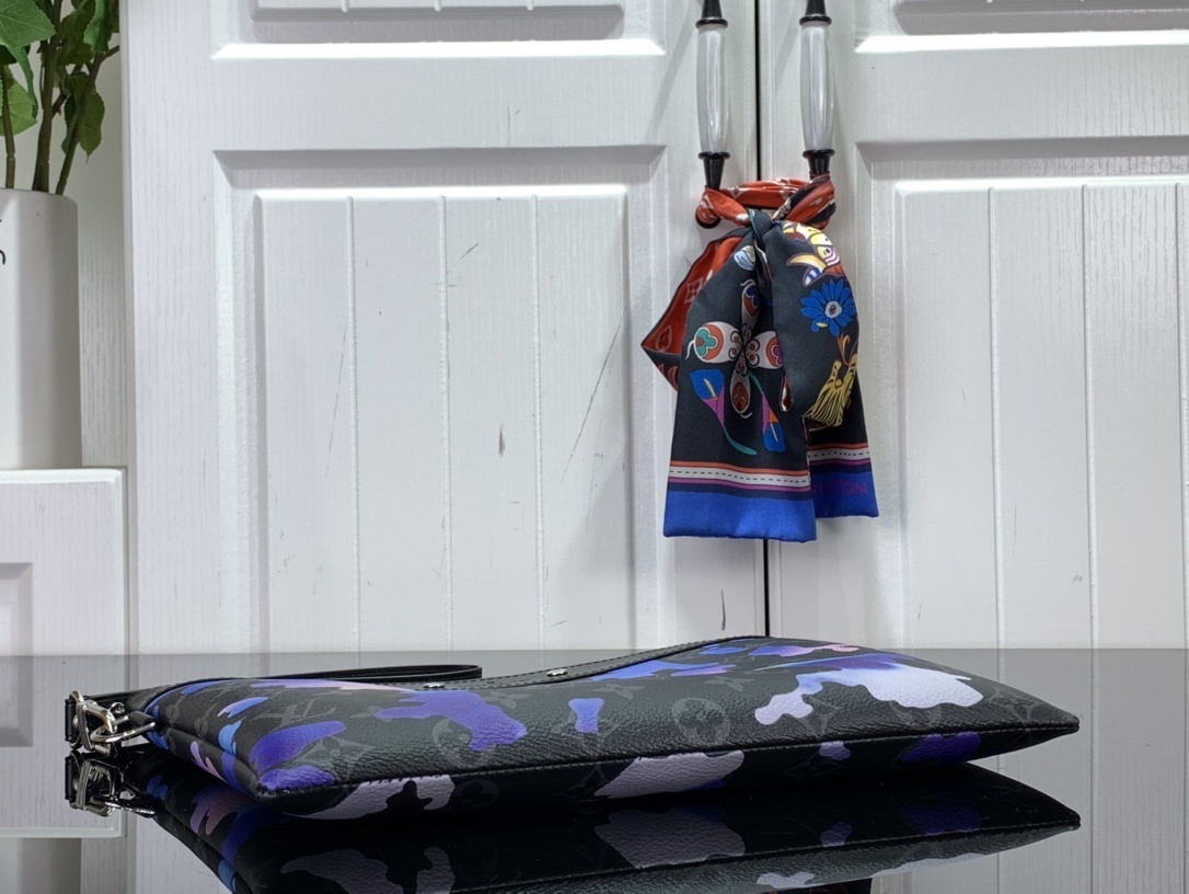 LV Clutch bag M81848