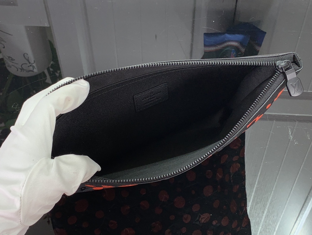 LV Clutch bag m82019