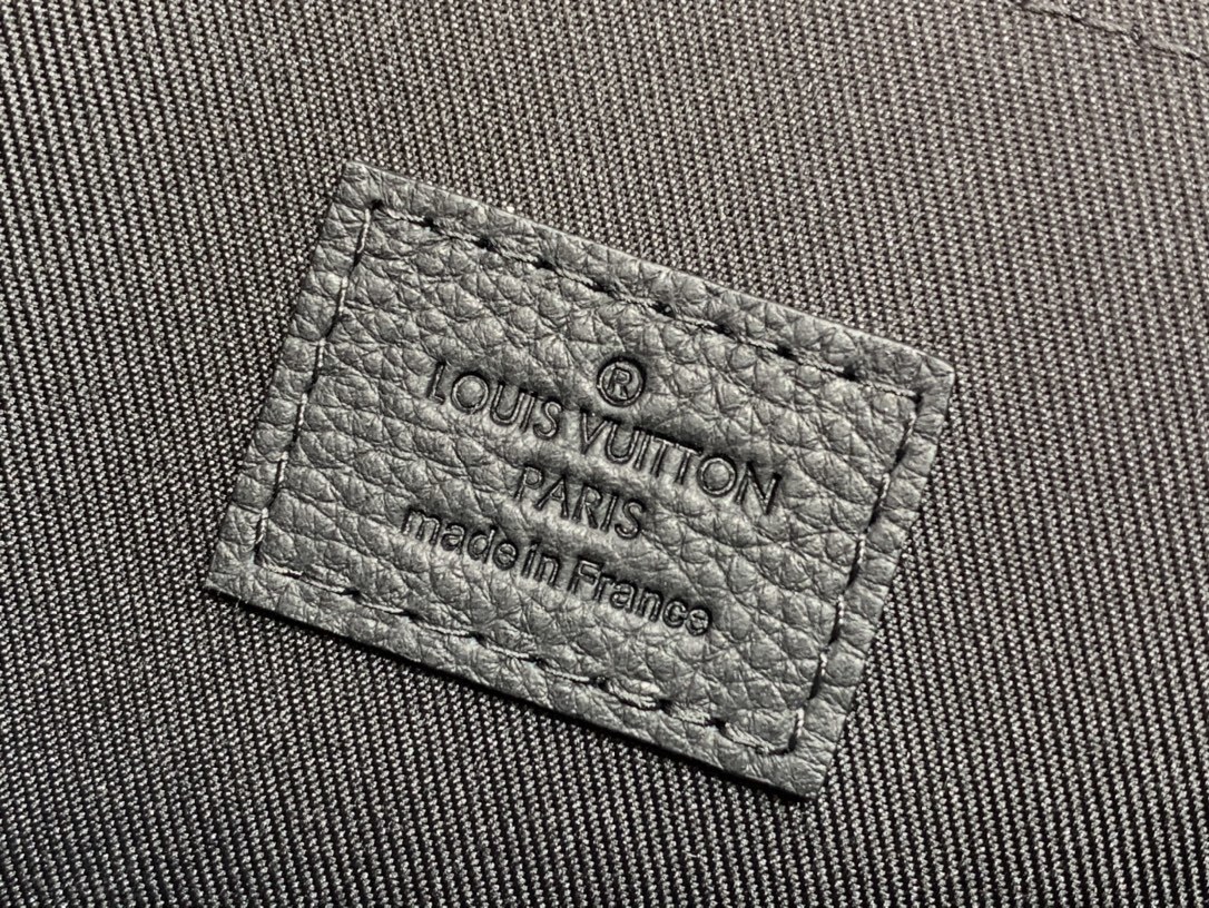 LV Clutch bag m82019