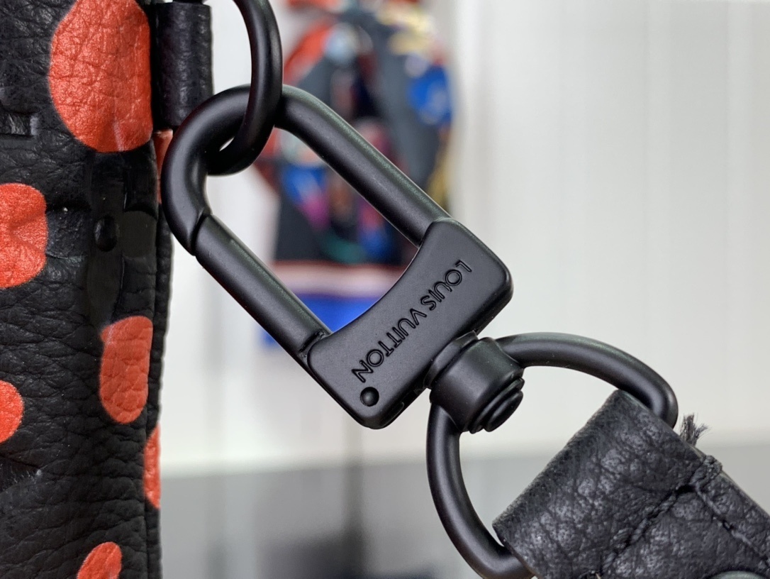 LV Clutch bag m82019