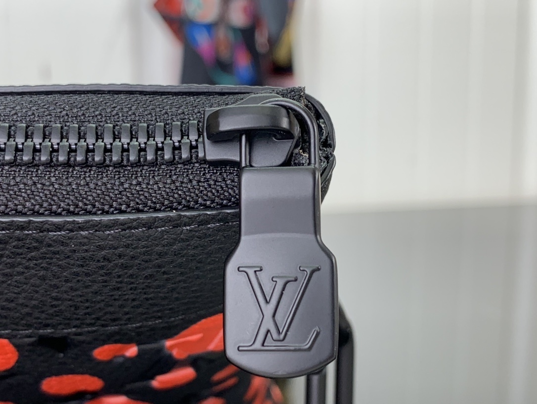 LV Clutch bag m82019