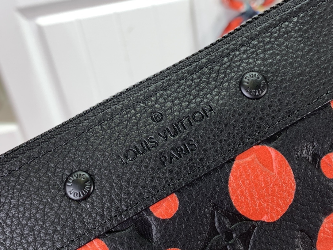 LV Clutch bag m82019