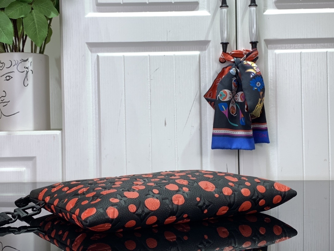 LV Clutch bag m82019