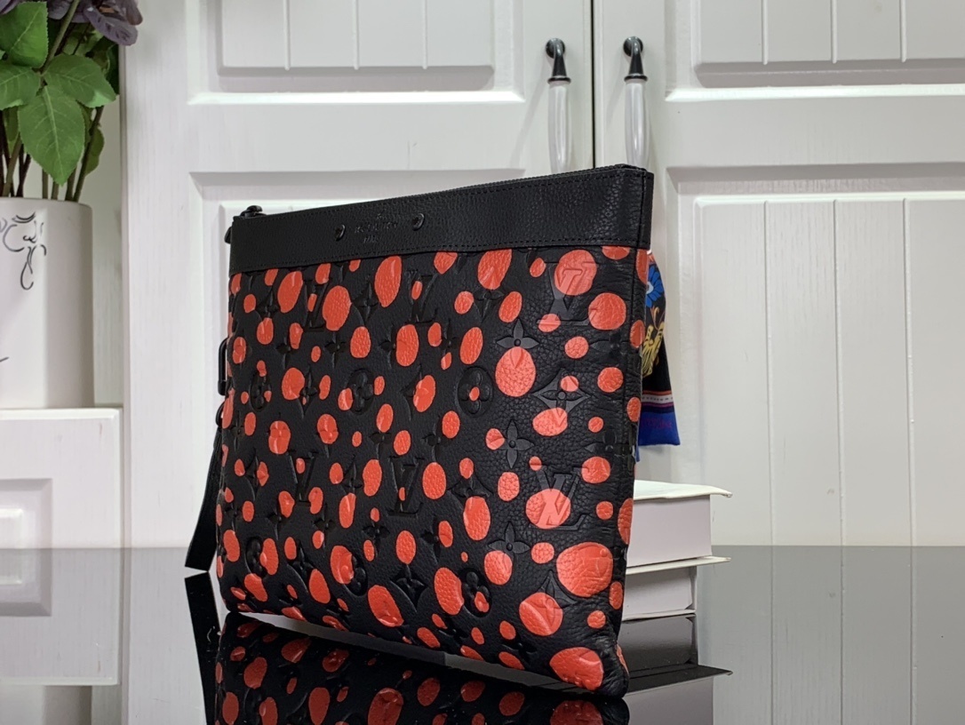 LV Clutch bag m82019