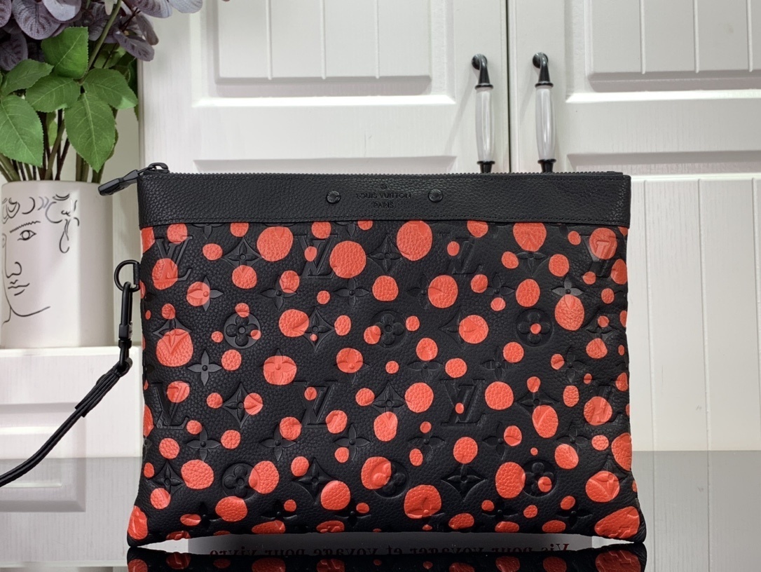 LV Clutch bag m82019