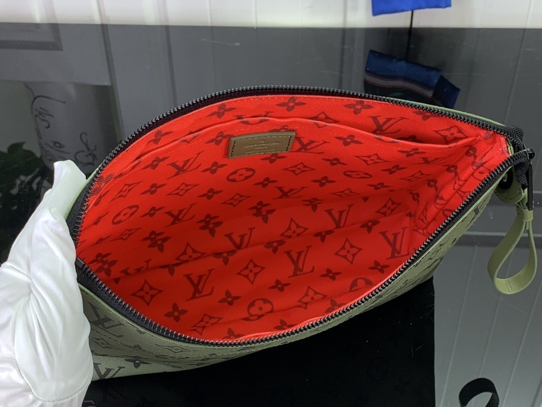 LV Clutch bag M82800