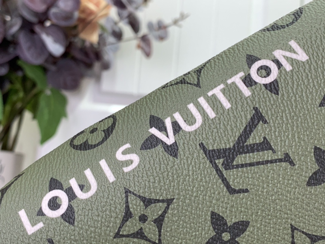 LV Clutch bag M82800
