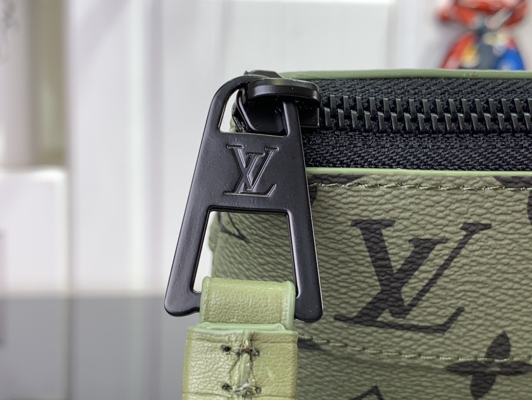 LV Clutch bag M82800