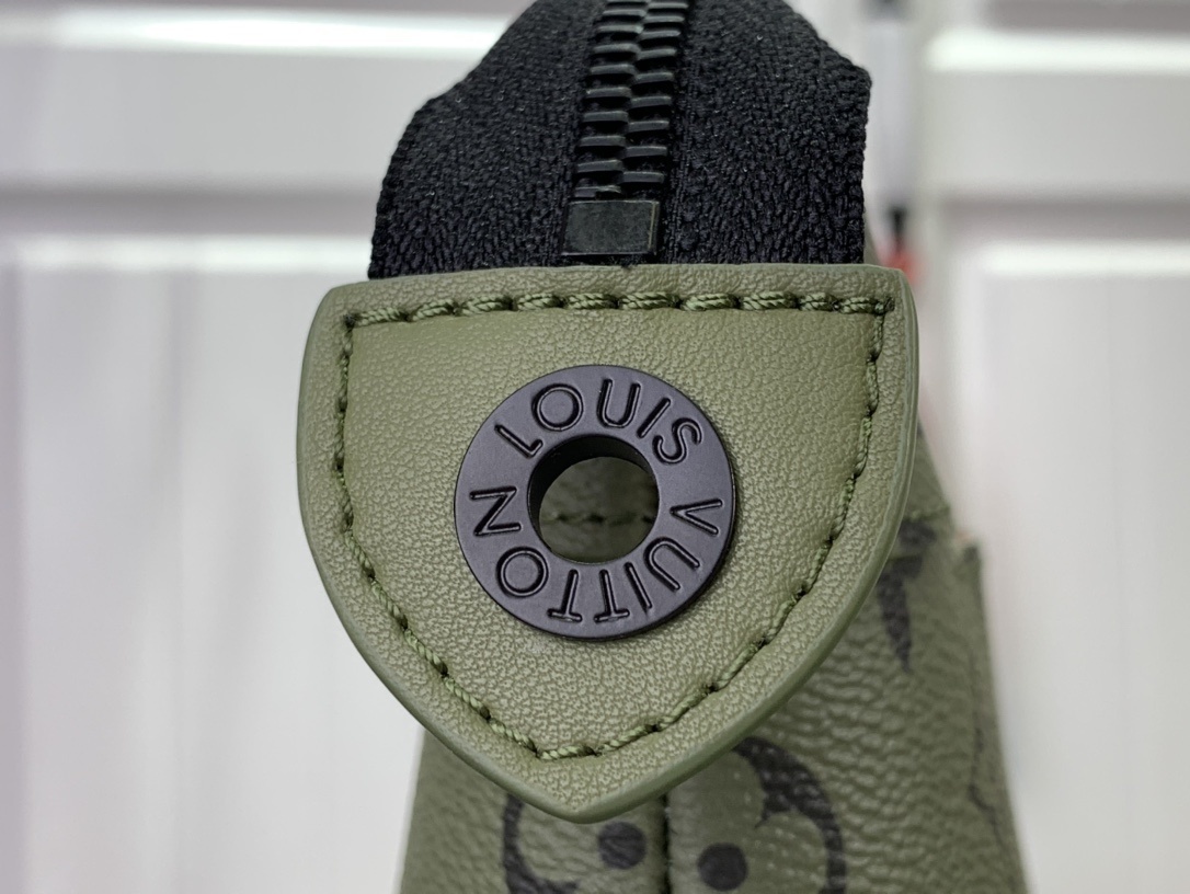 LV Clutch bag M82800