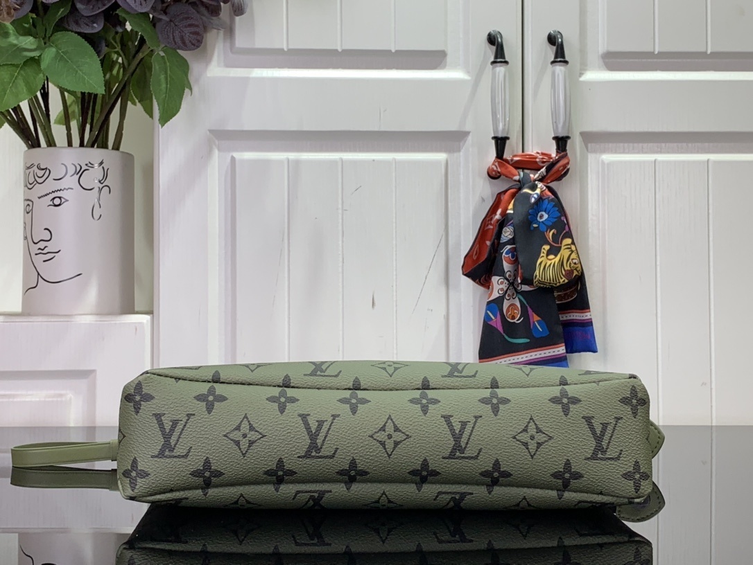 LV Clutch bag M82800