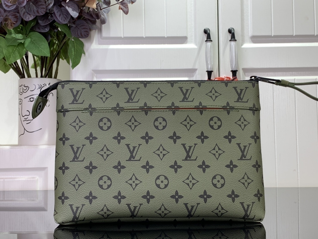 LV Clutch bag M82800