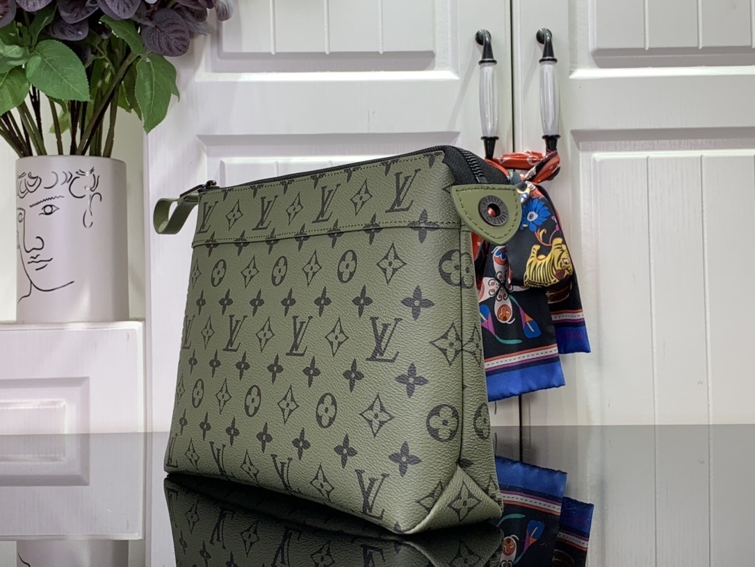 LV Clutch bag M82800