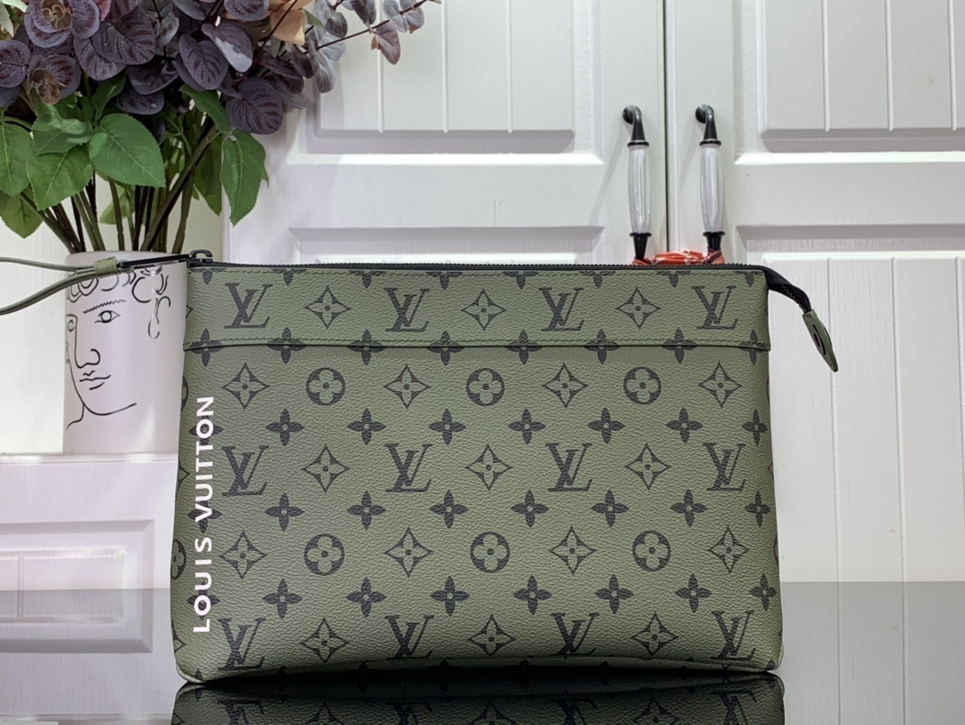 LV Clutch bag M82800