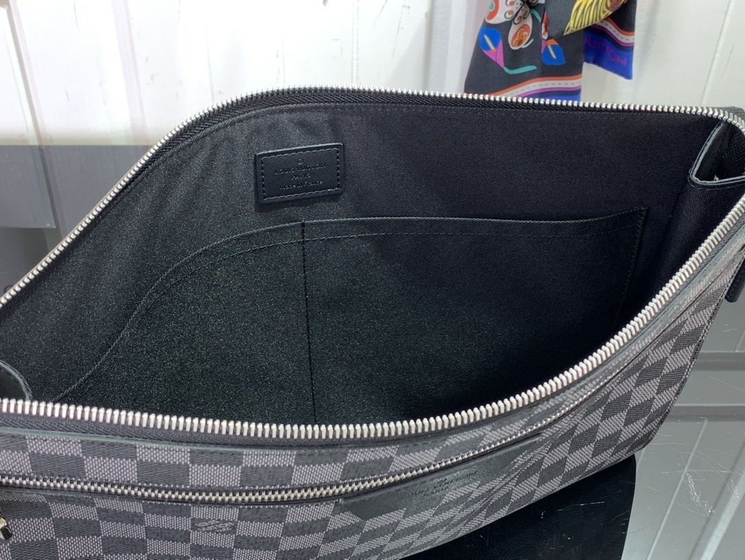 LV Clutch bag N40481