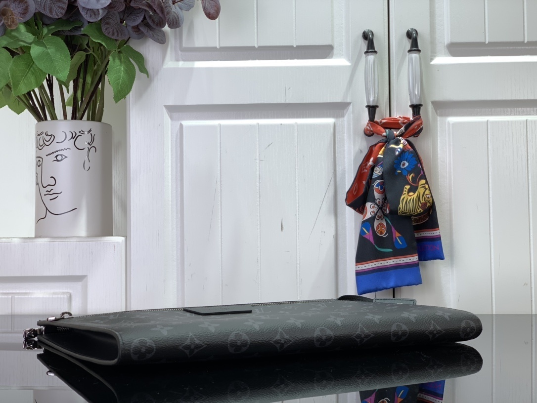 LV Clutch bag N40481