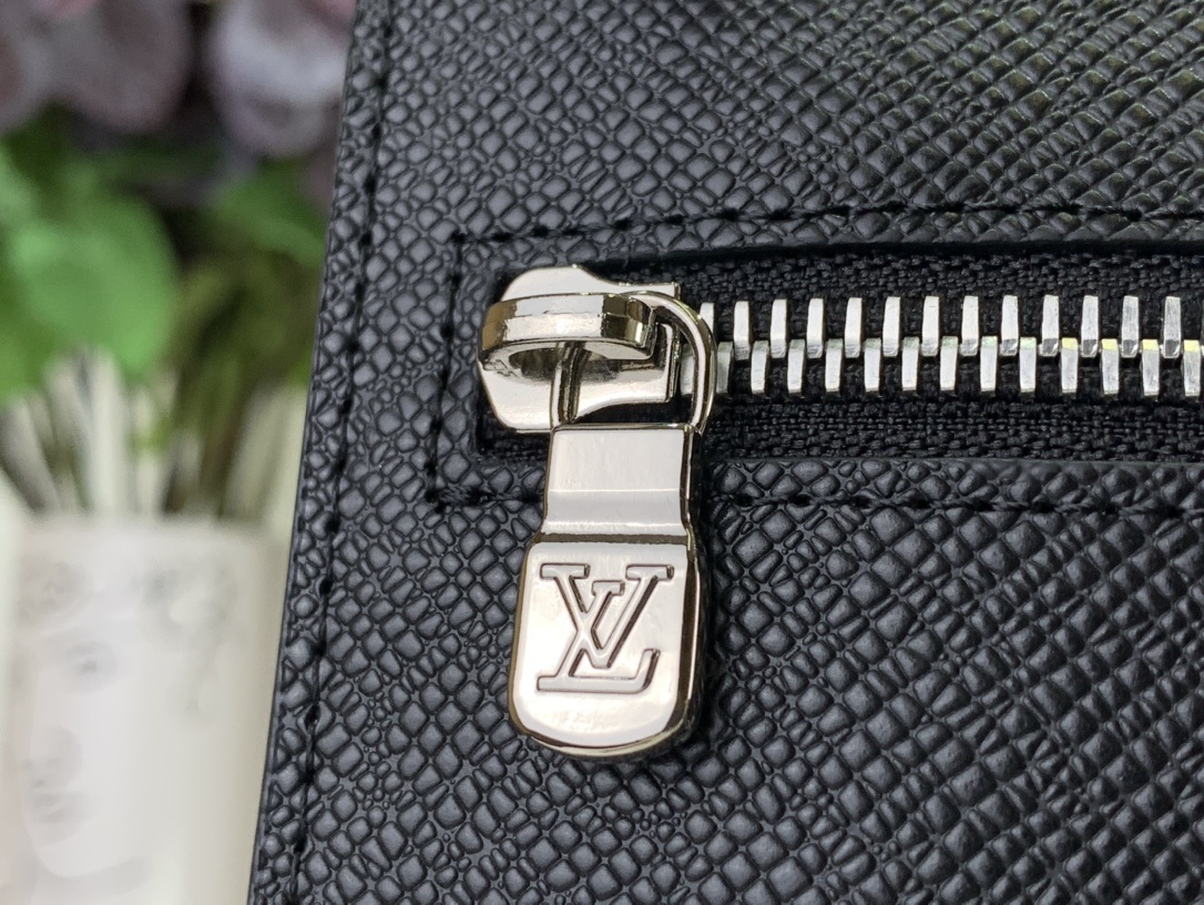 LV Clutch bag N40481