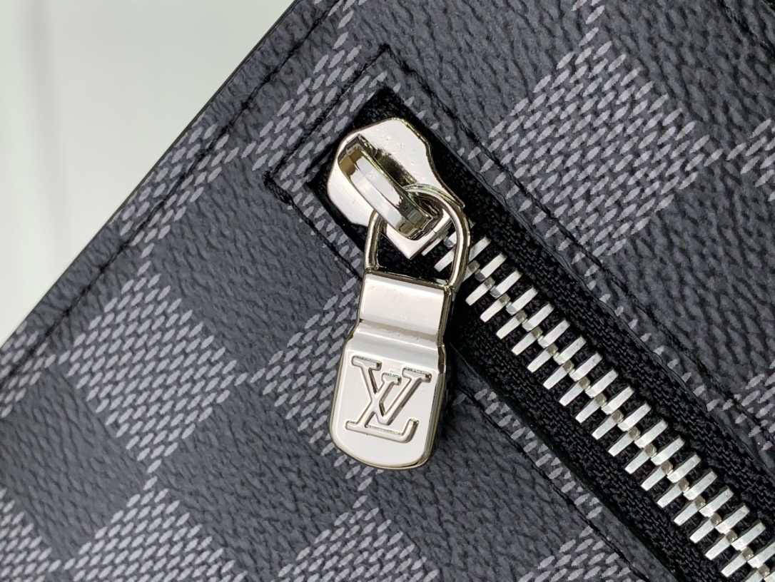 LV Clutch bag N40481