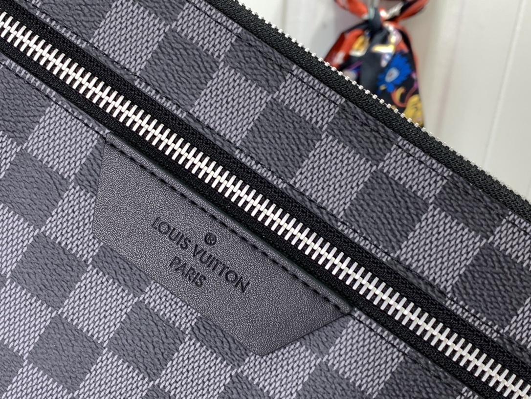 LV Clutch bag N40481