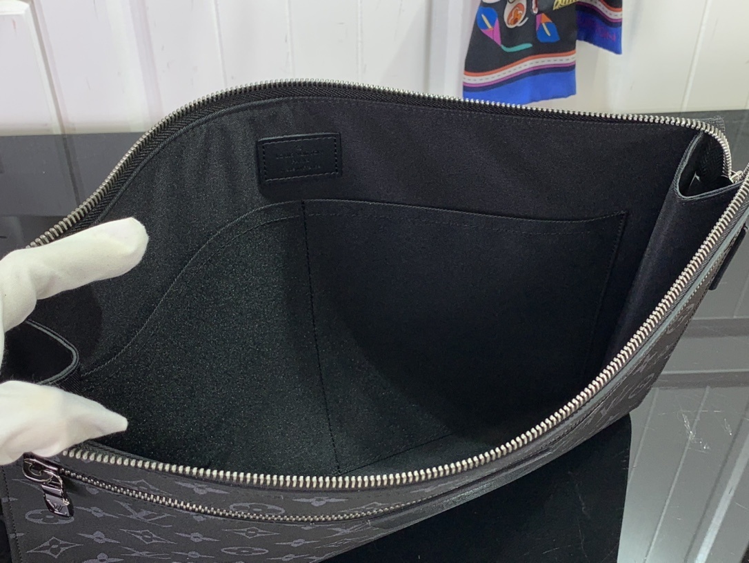 LV Clutch bag N40481