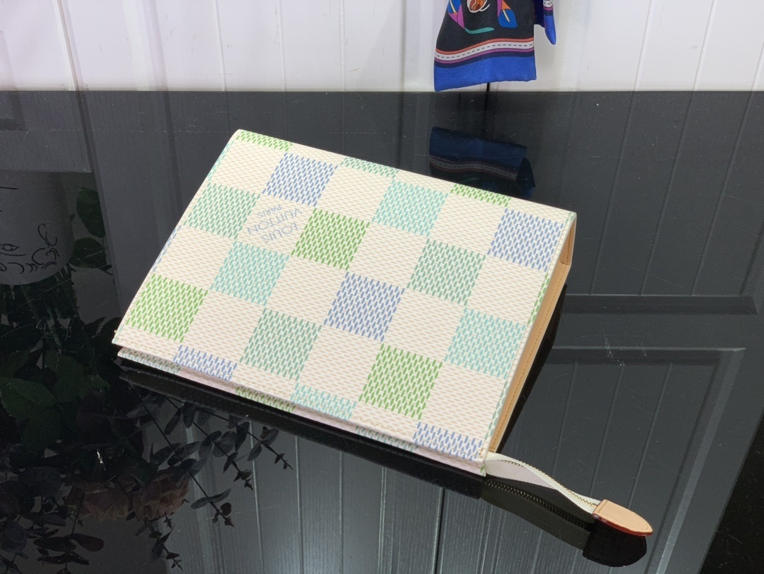 LV Clutch bag N40740