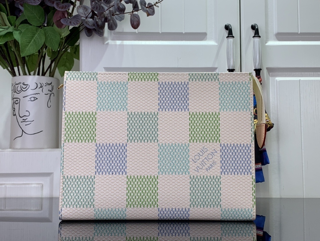 LV Clutch bag N40740