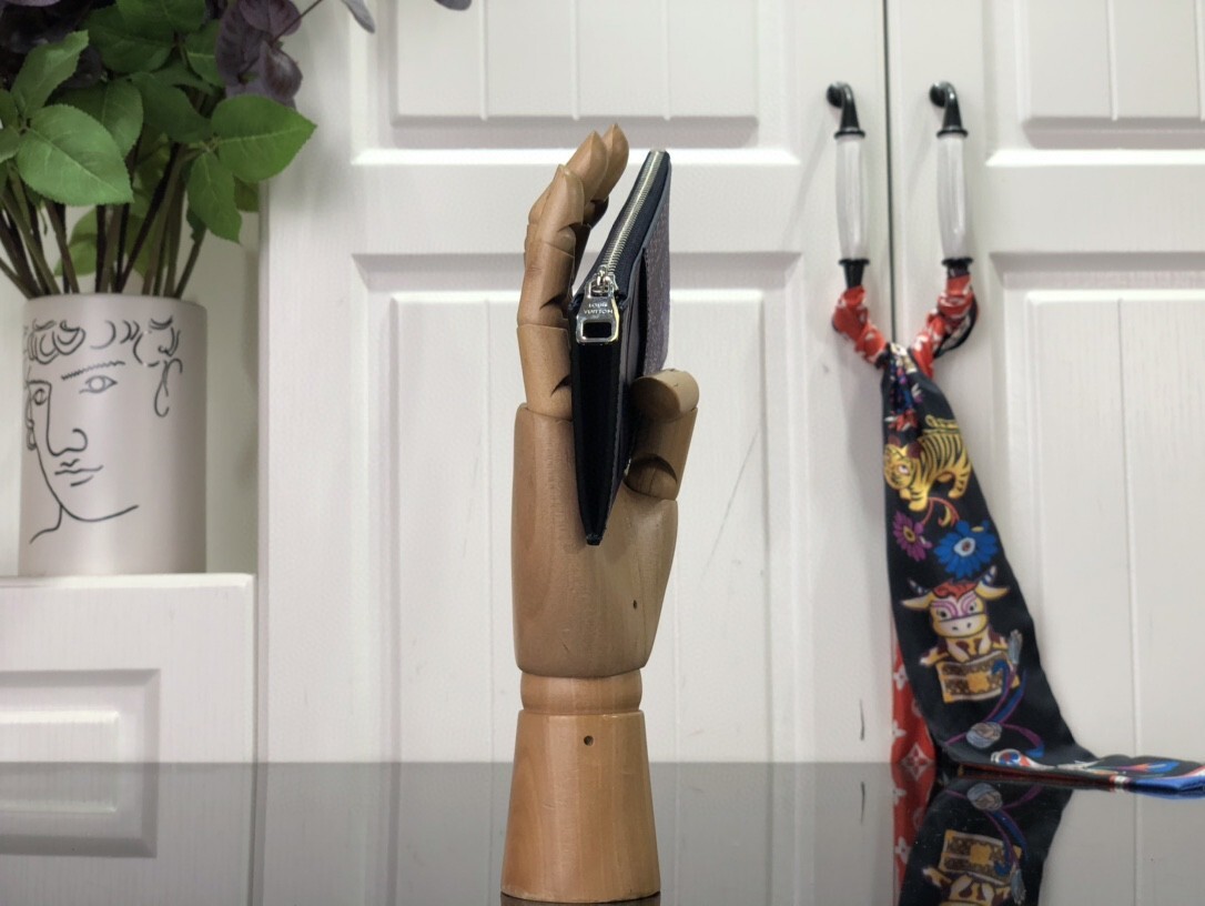 LV COIN CARD HOLDER M81432