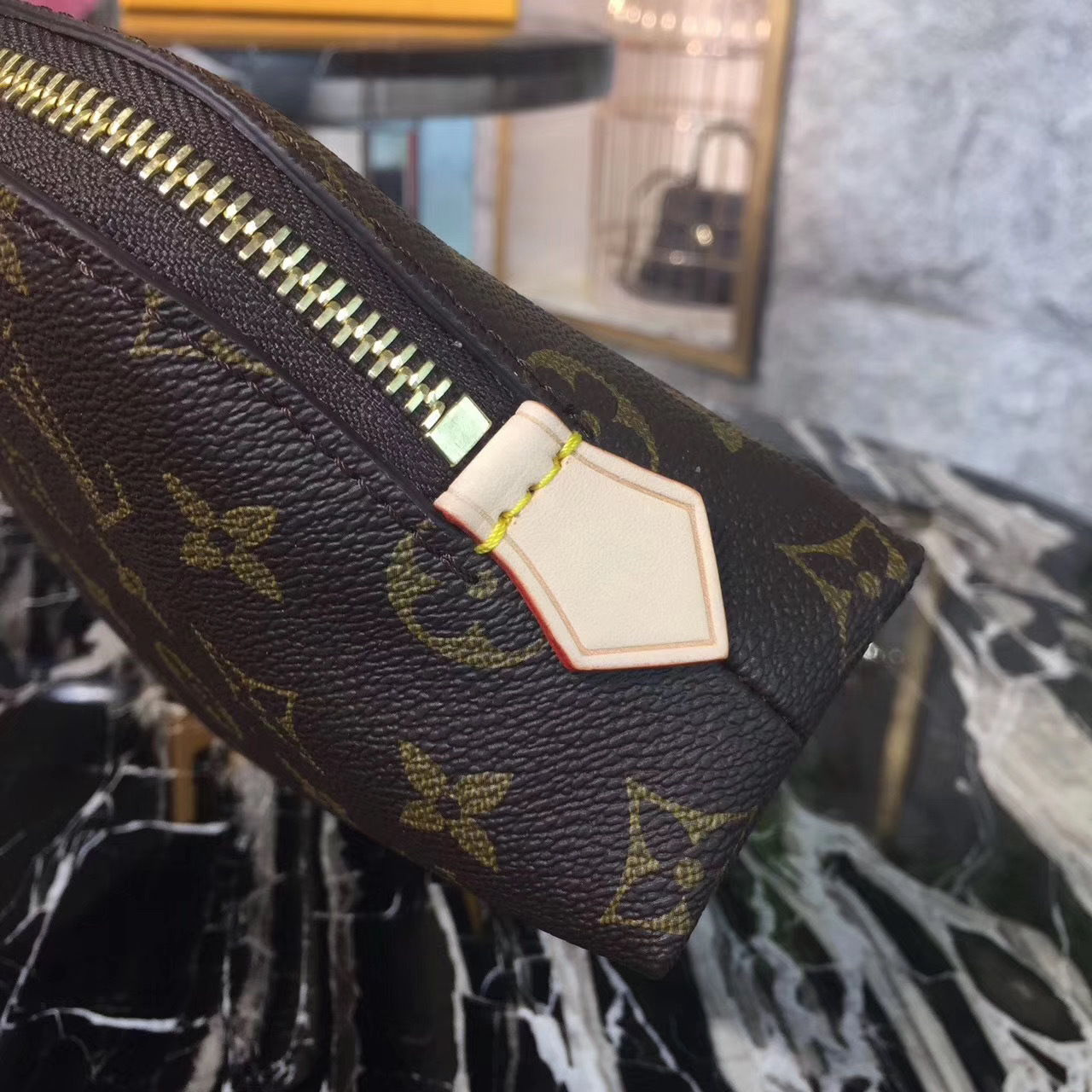 LV COSMETIC POUCH GM M47353HY 