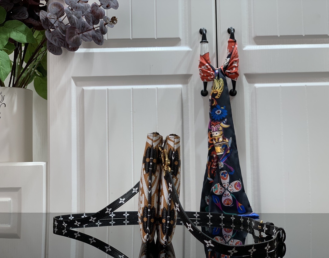 LV CRAFTY DOUBLE ZIP POCHETTE M69488 