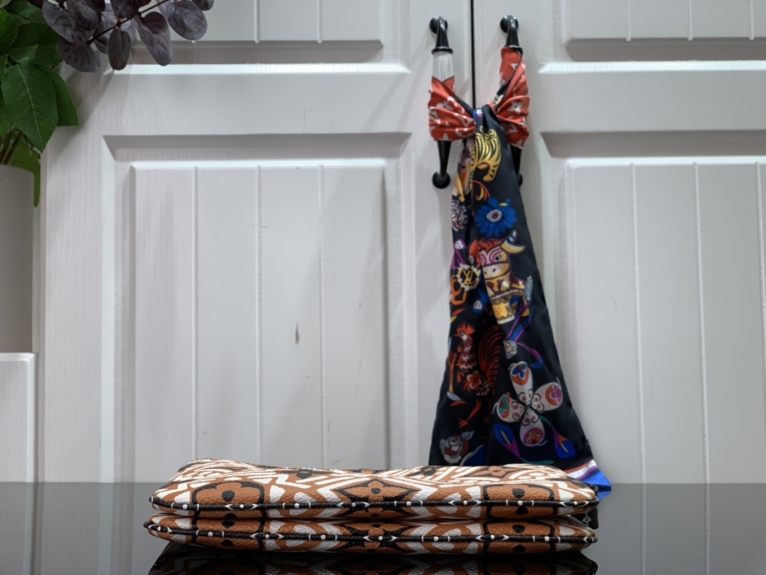 LV CRAFTY DOUBLE ZIP POCHETTE M69488 