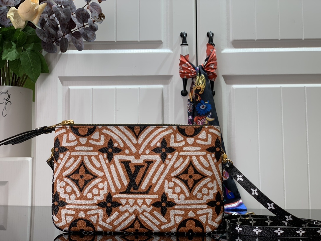 LV CRAFTY DOUBLE ZIP POCHETTE M69488 