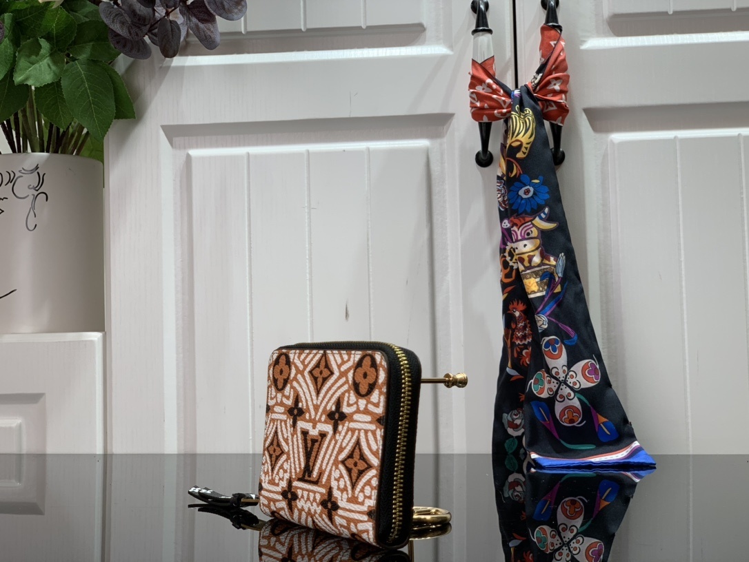 LV CRAFTY ZIPPY COIN PURSE M69496