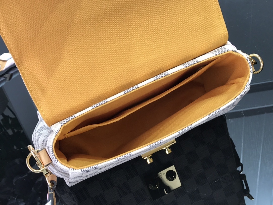 LV CROISETTE BAG N50053