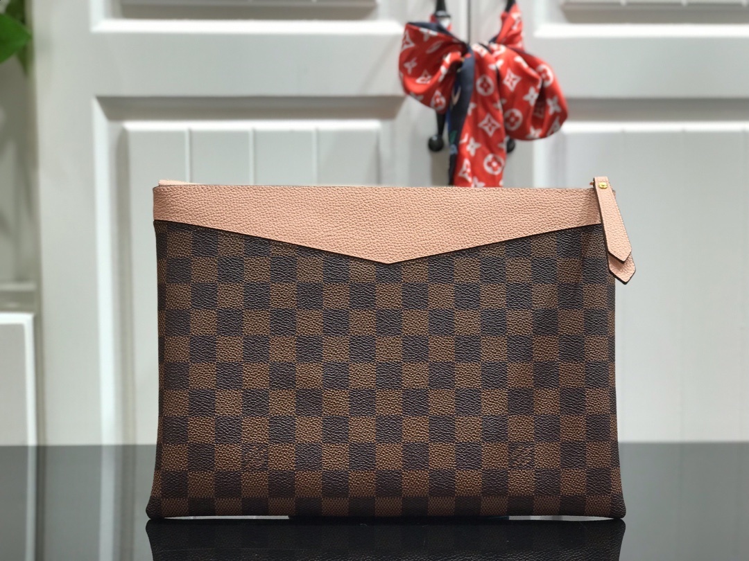 LV DAILY POUCH M62048