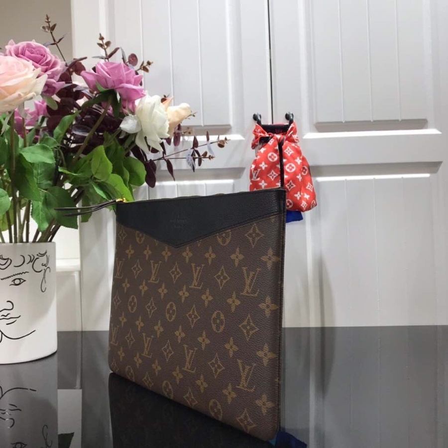 LV DAILY POUCH M62048