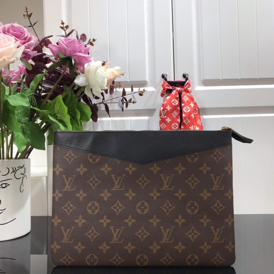 LV DAILY POUCH M62048