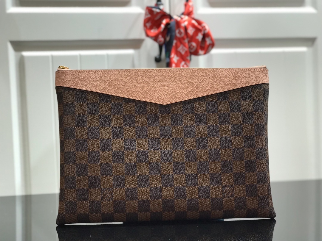 LV DAILY POUCH M62048