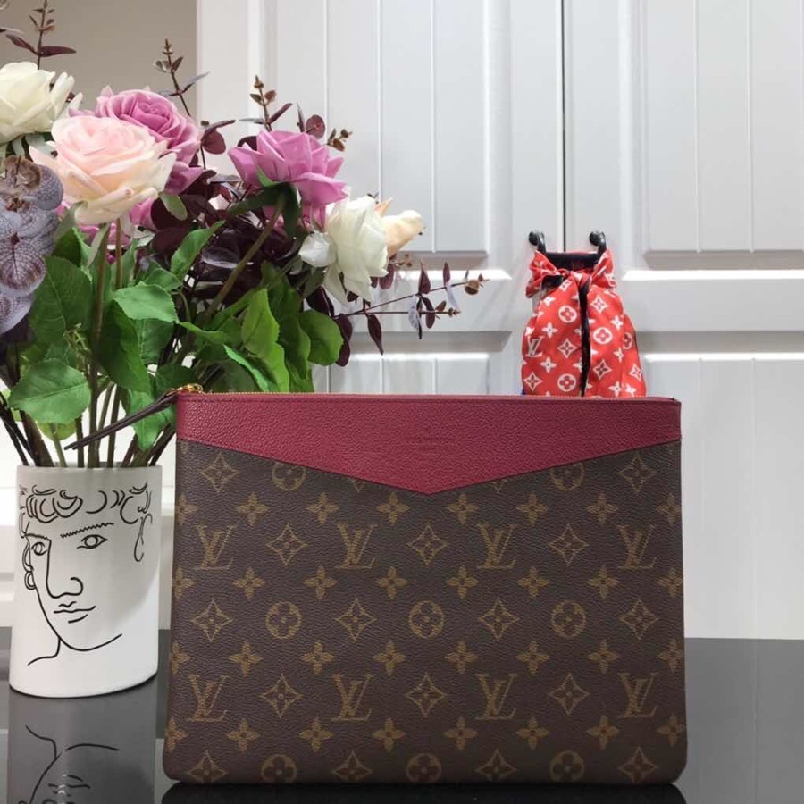 LV DAILY POUCH M62048
