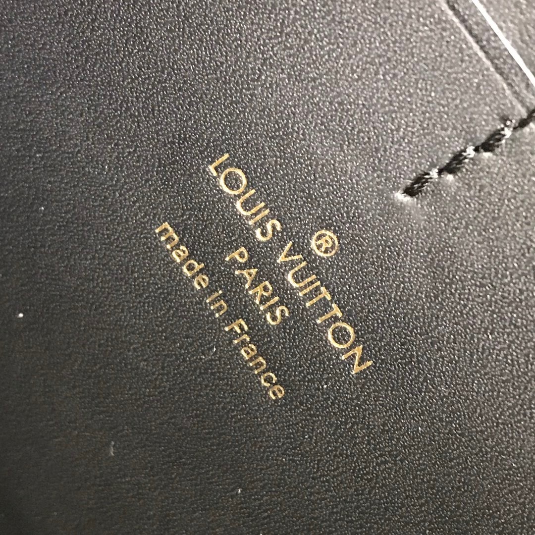 LV DAUPHINE CHAIN wallet M68746