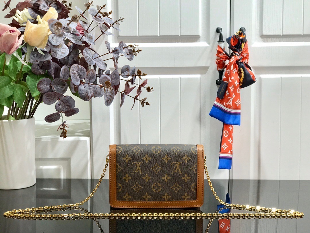 LV DAUPHINE CHAIN wallet M68746