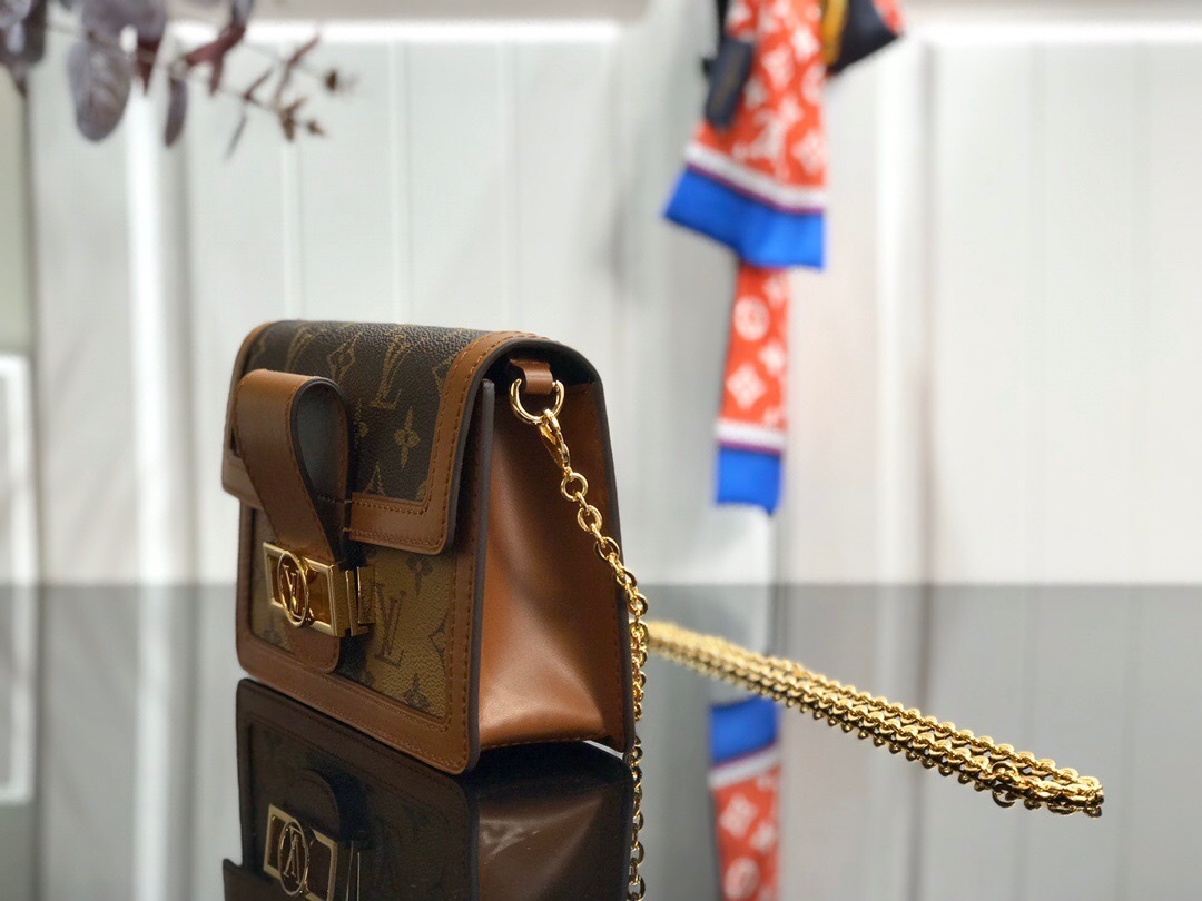 LV DAUPHINE CHAIN wallet M68746