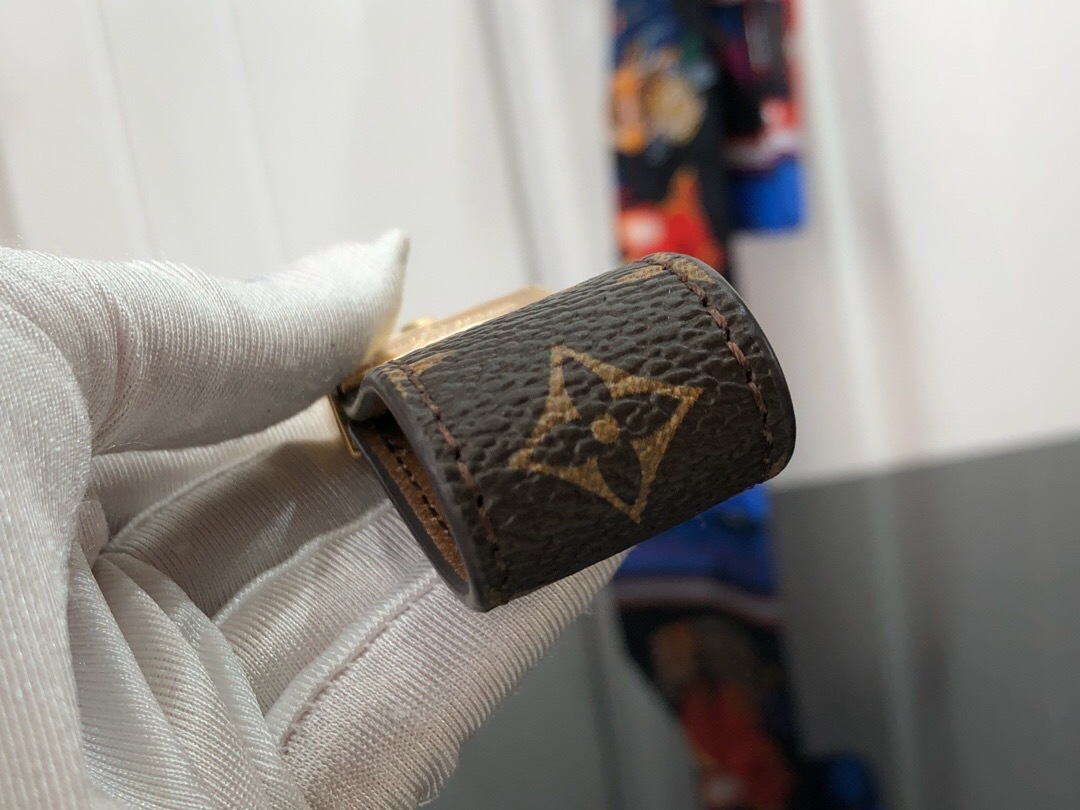 LV DAUPHINE DRAGONNE KEY HOLDER M69000