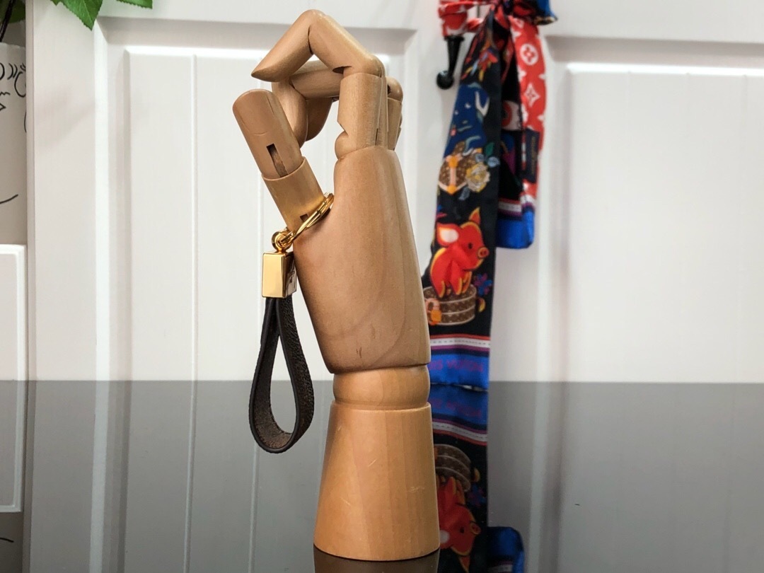 LV DAUPHINE DRAGONNE KEY HOLDER M69000