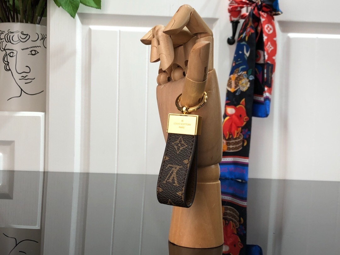 LV DAUPHINE DRAGONNE KEY HOLDER M69000