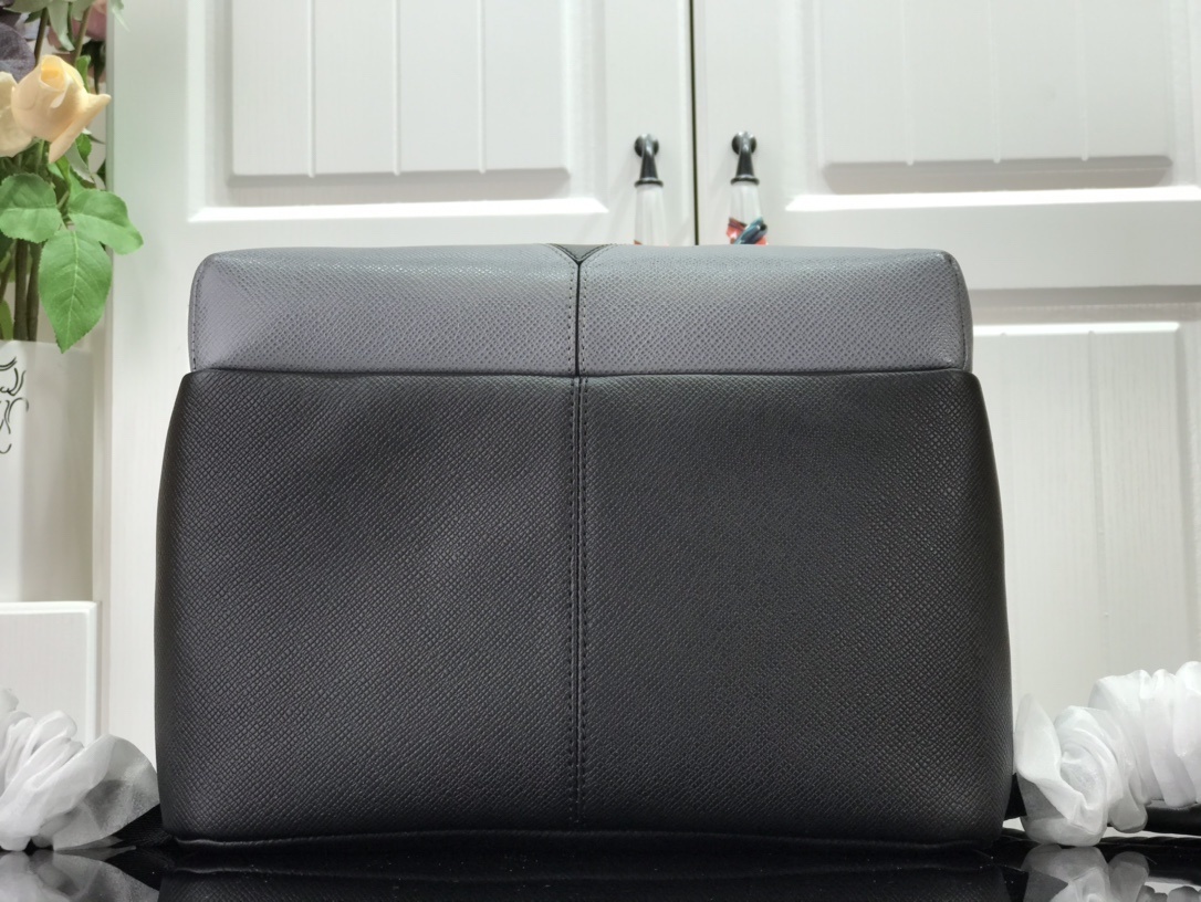 LV DISCOVERY BACKPACK M30735