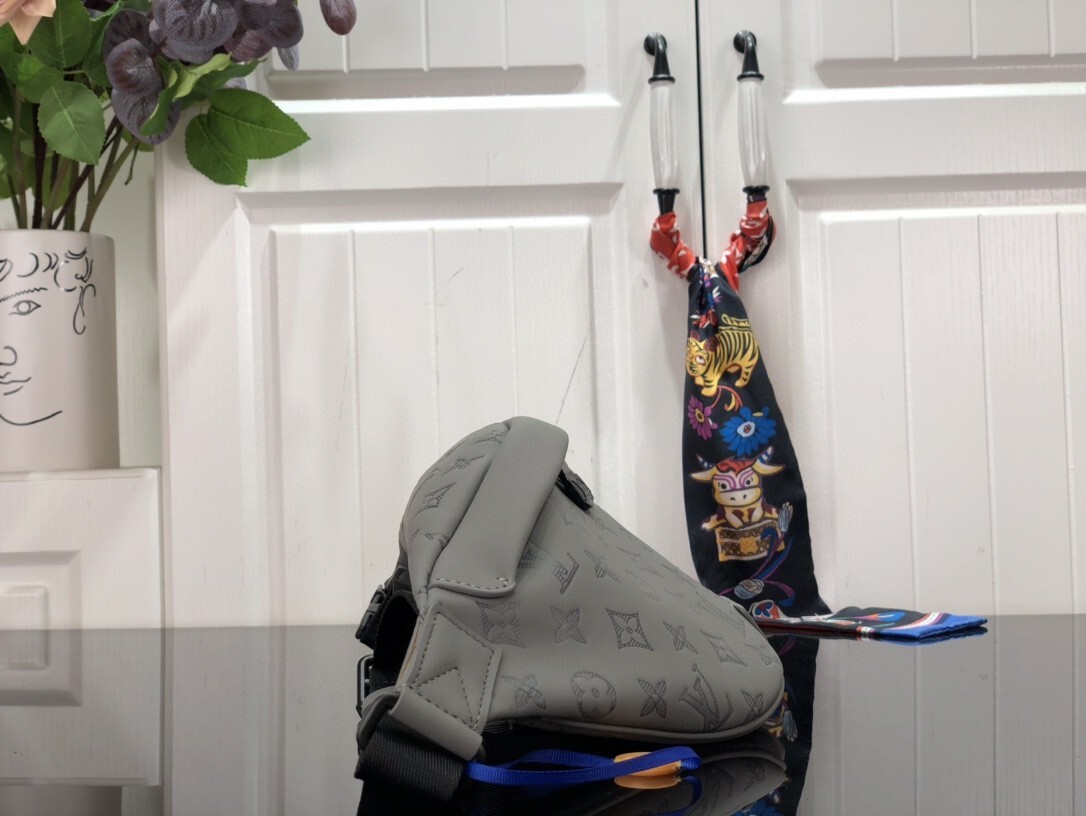 LV DISCOVERY BUMBAG M46108