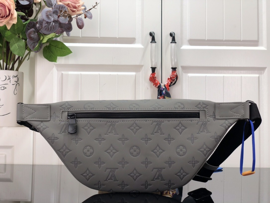 LV DISCOVERY BUMBAG M46108
