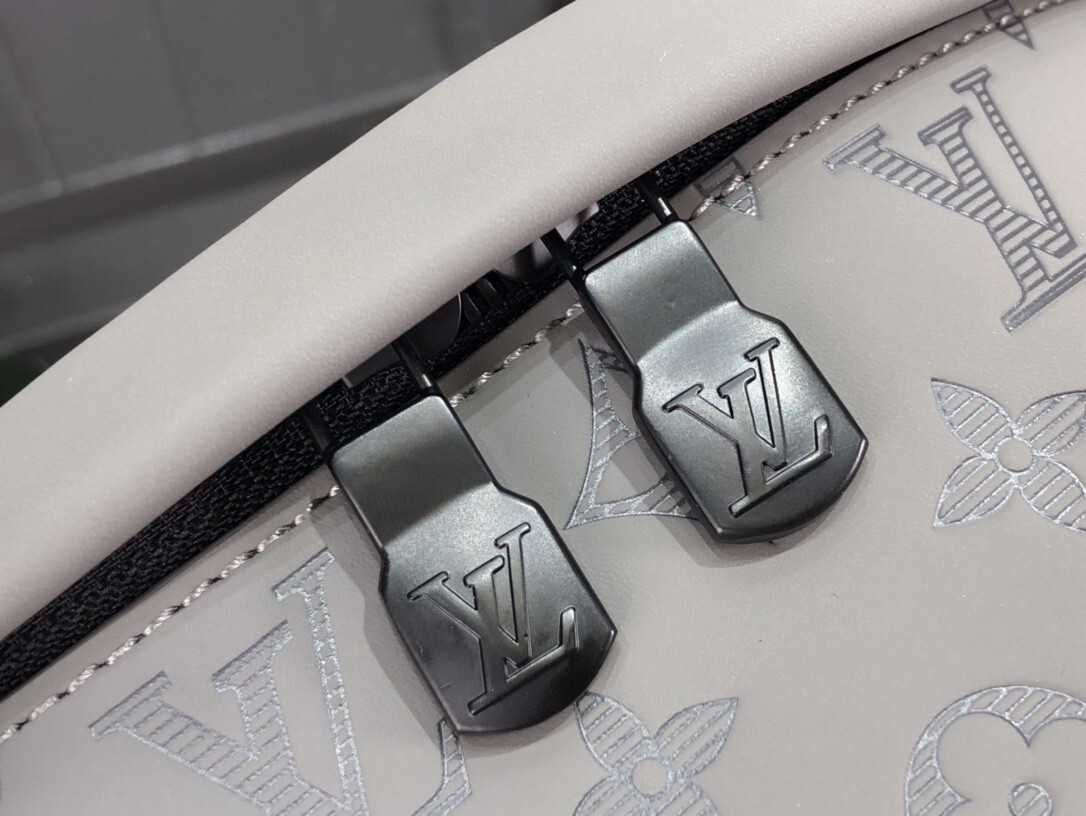 LV DISCOVERY BUMBAG M46108