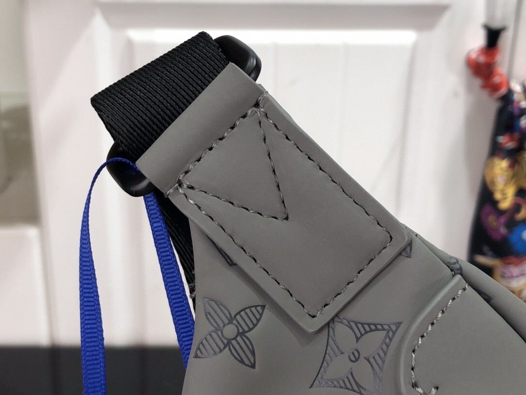 LV DISCOVERY BUMBAG M46108