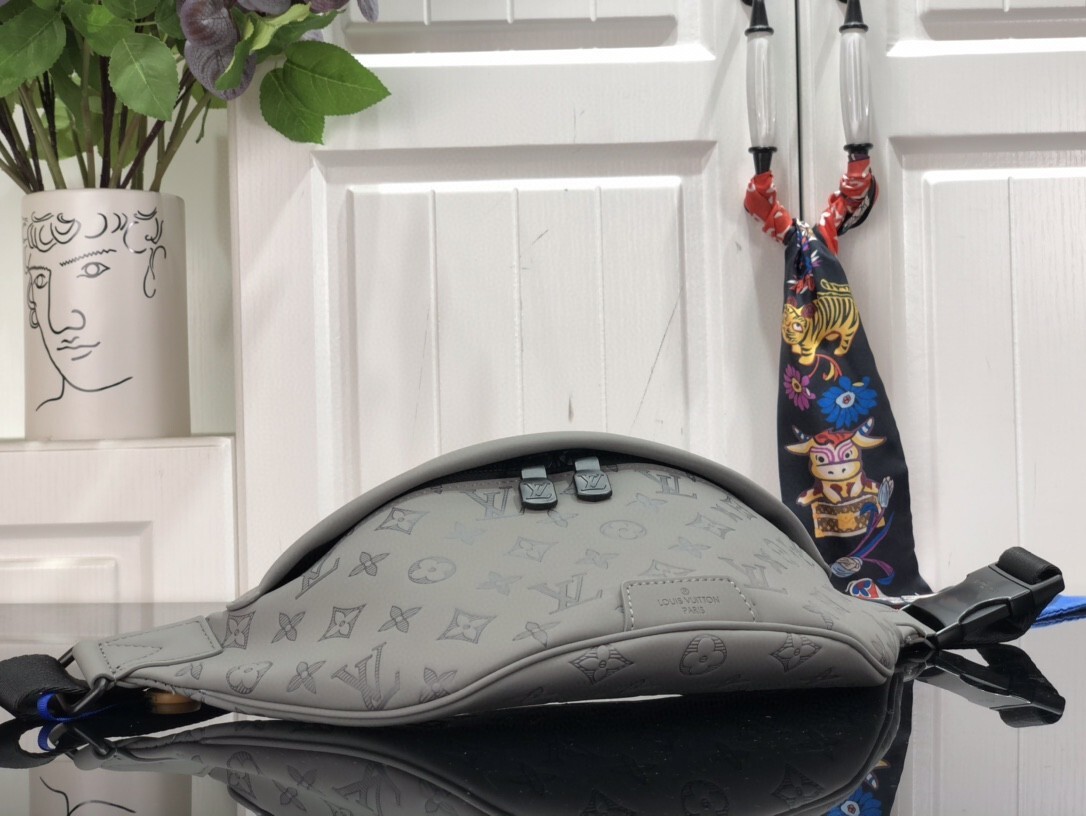 LV DISCOVERY BUMBAG M46108