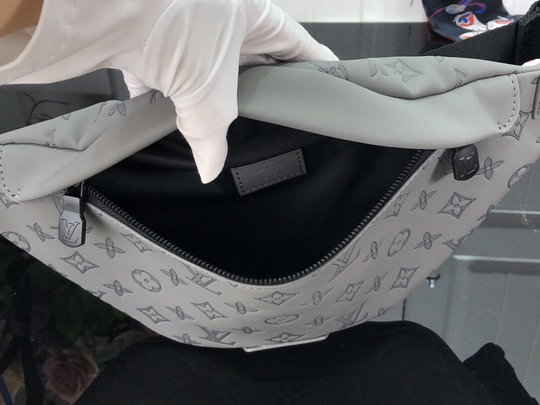 LV DISCOVERY BUMBAG M46108